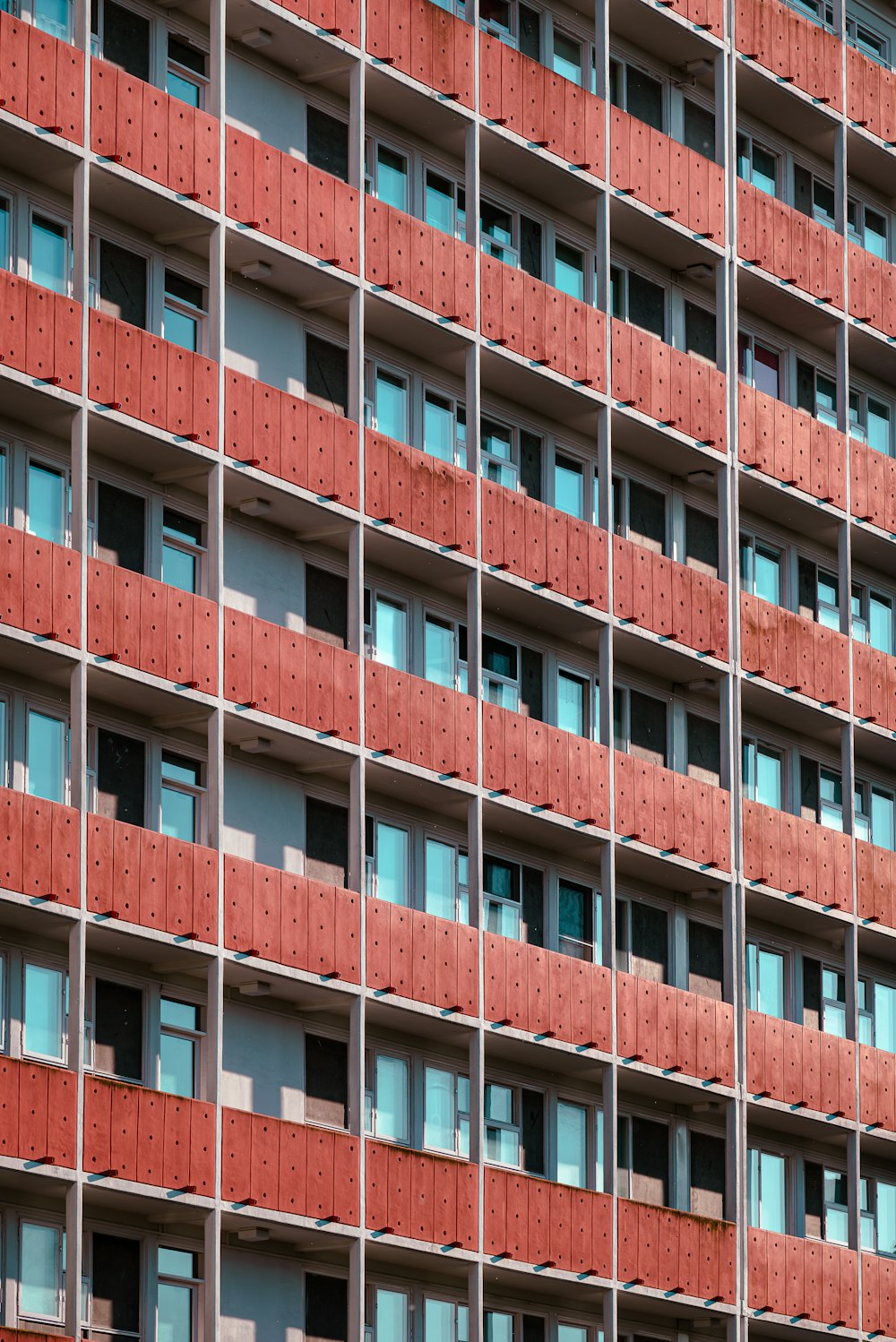 Un edificio alto de ladrillo rojo con muchas ventanas