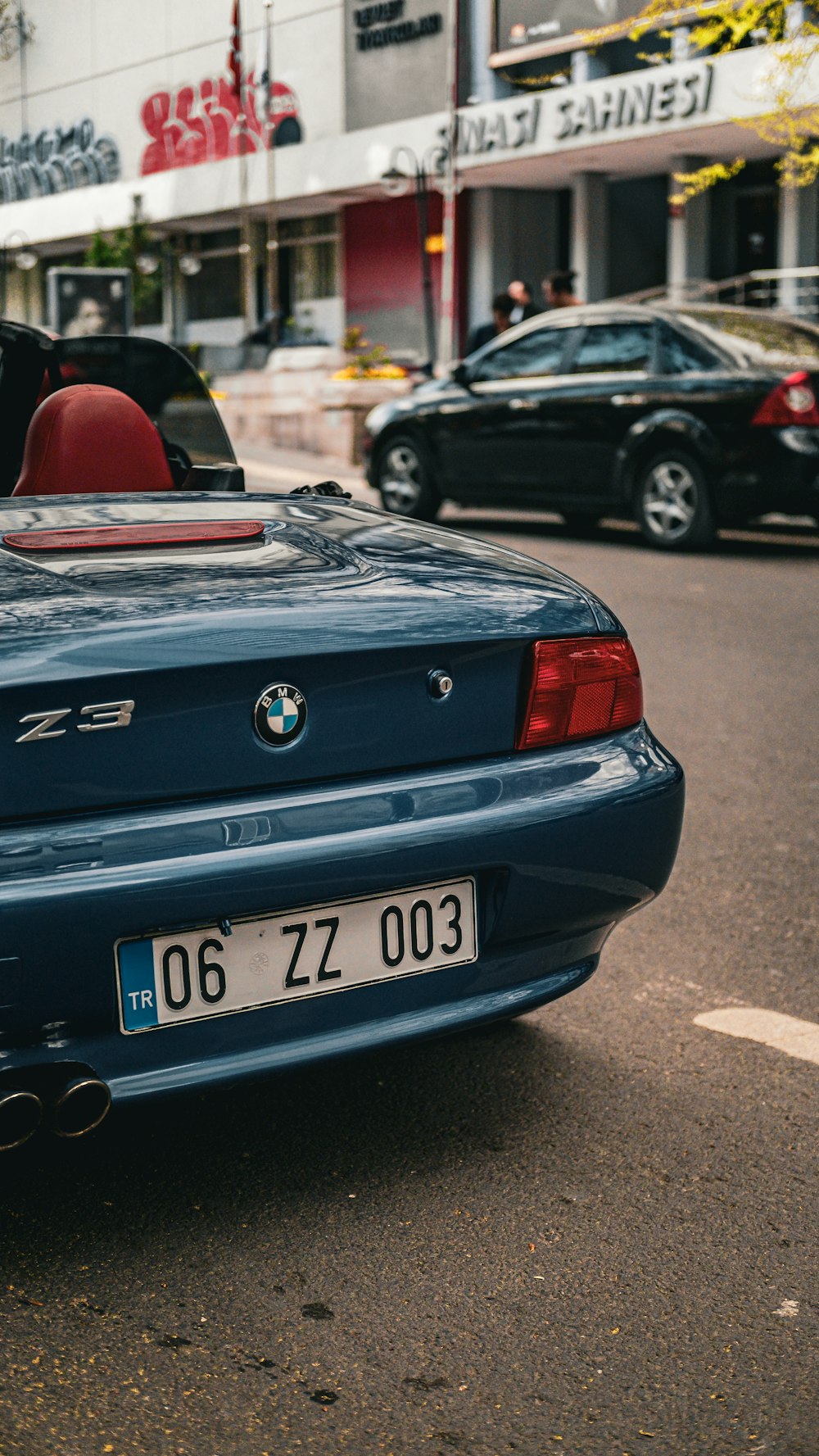 ein blaues Auto, das am Straßenrand geparkt ist