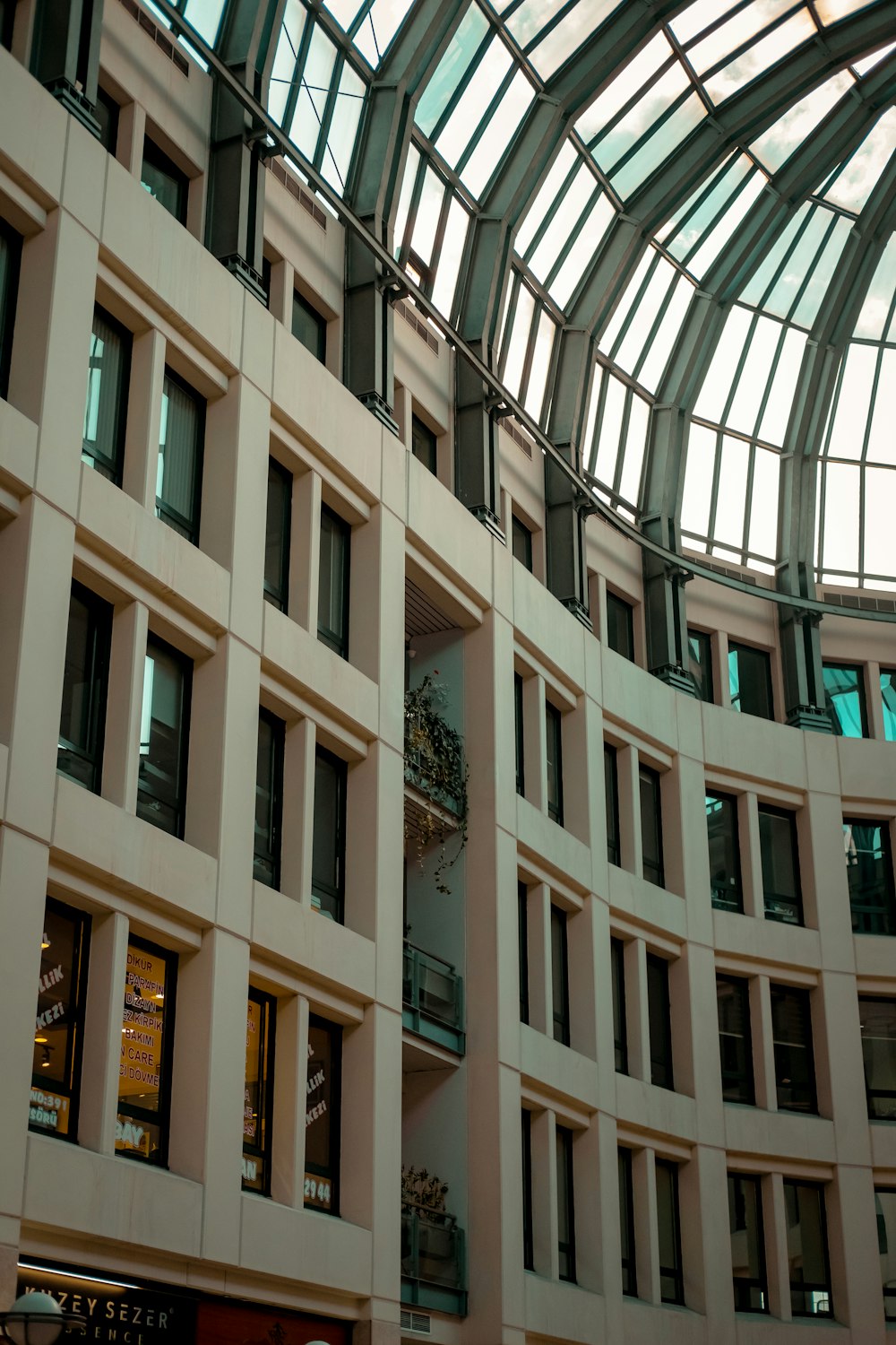 un grand bâtiment avec un plafond de verre et une horloge