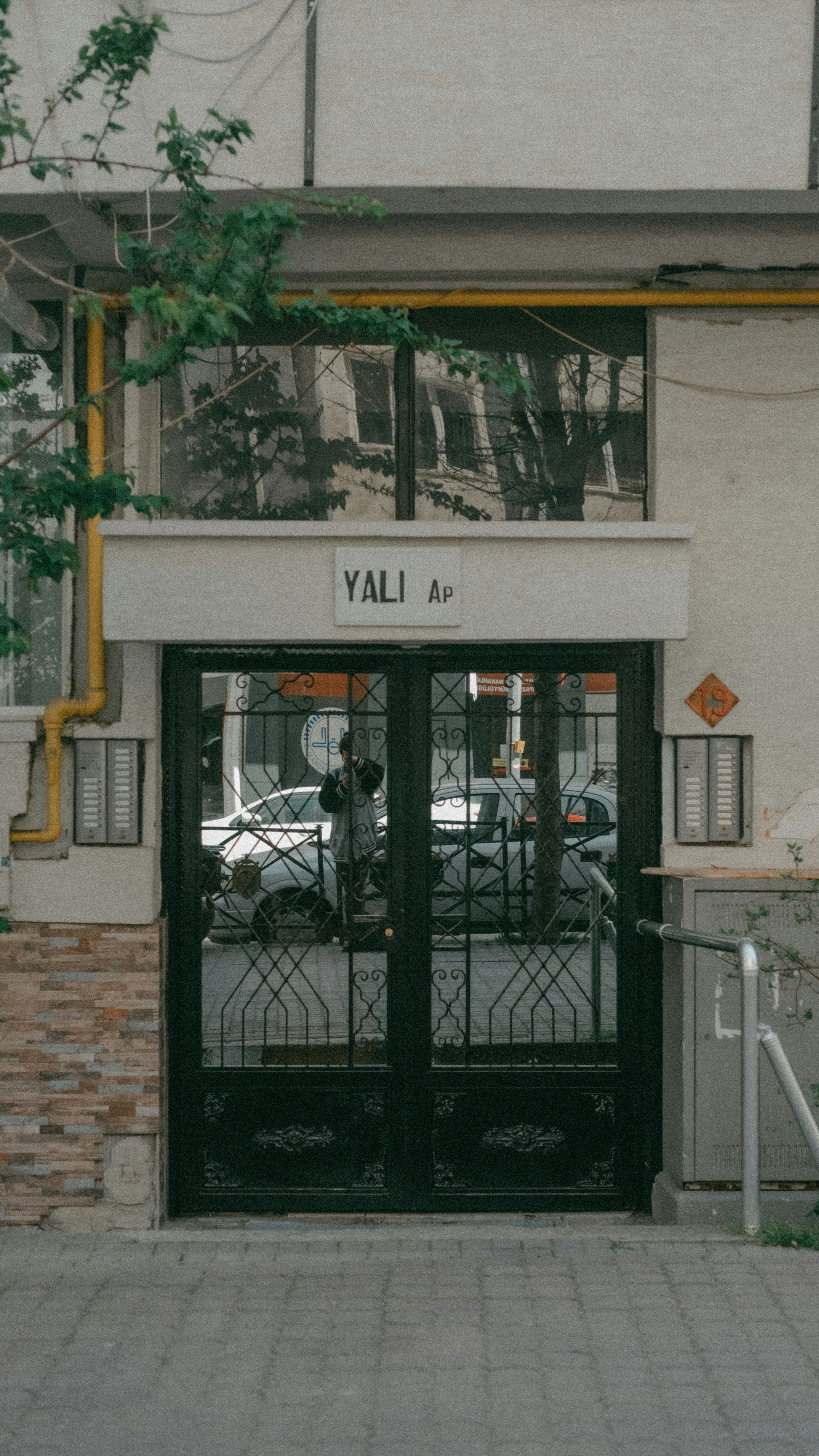 ガラス扉のある建物の正面玄関