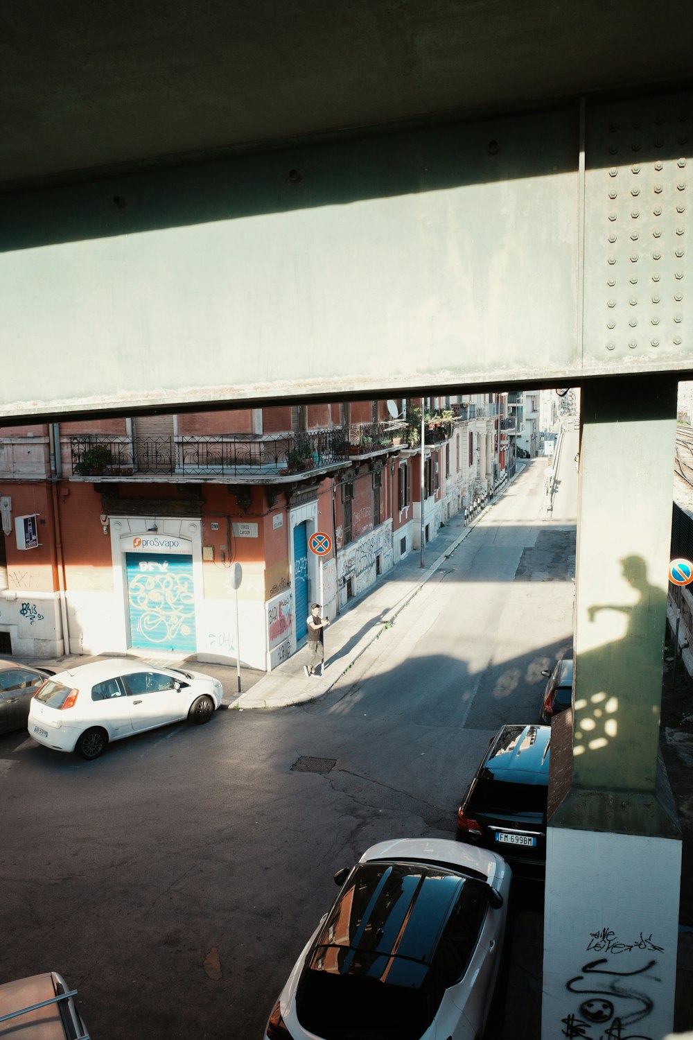 Blick von einer Brücke auf eine Stadtstraße