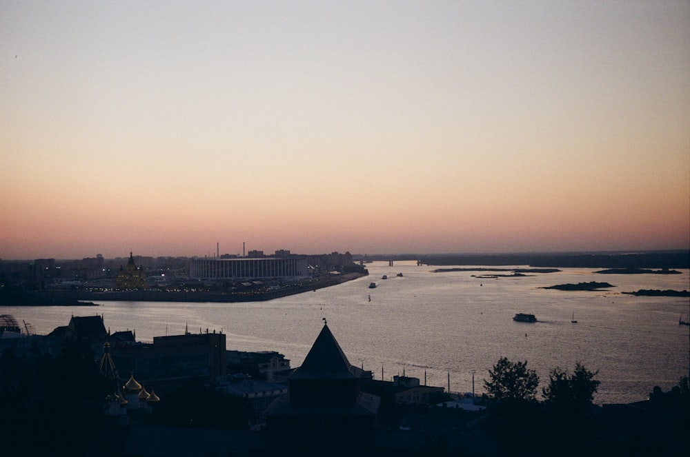 ein Gewässer mit einer Stadt im Hintergrund