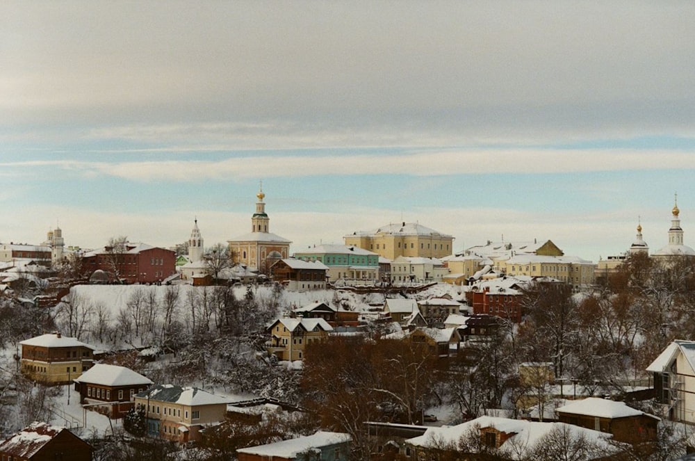 una veduta di una città con la neve al suolo