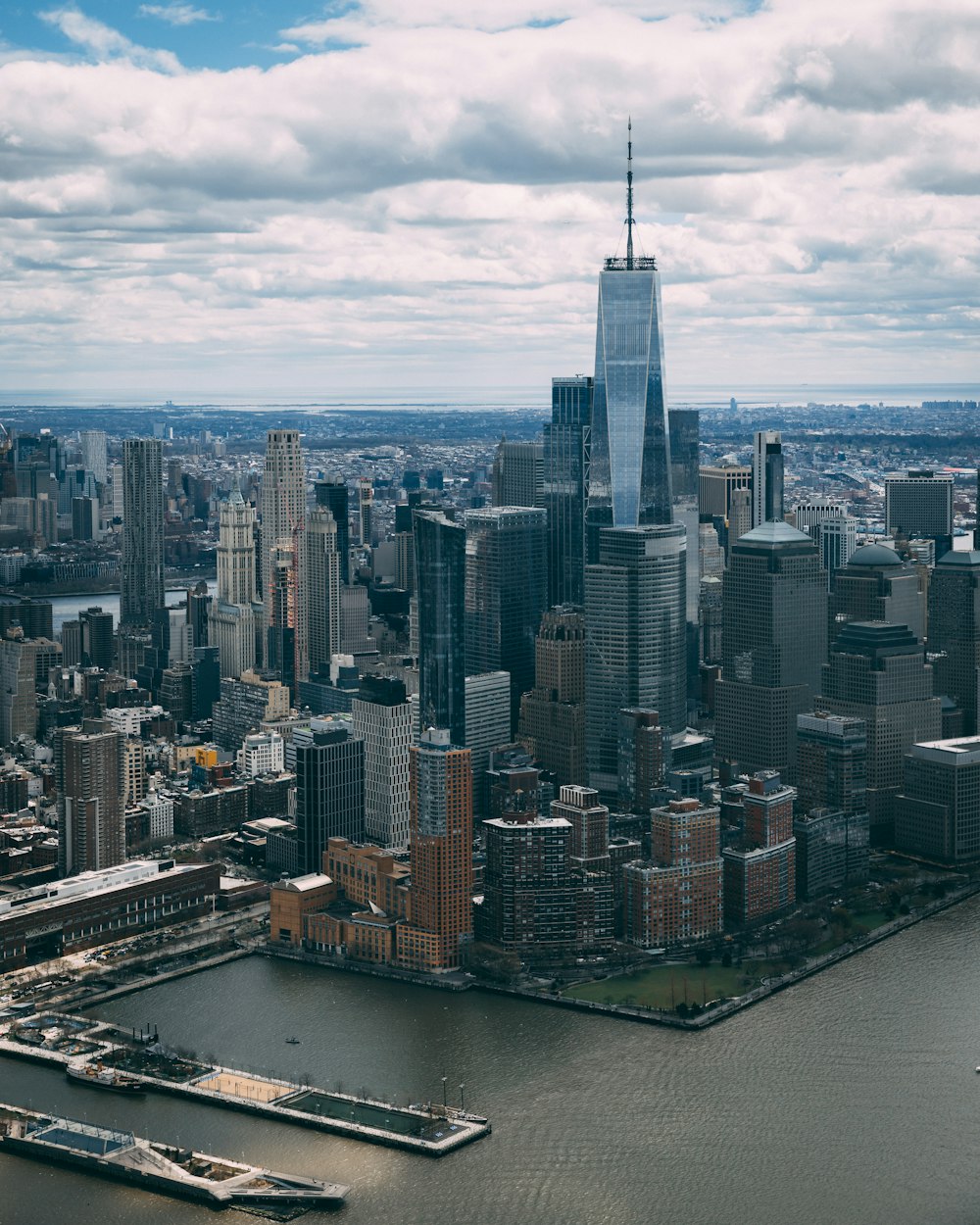 高層ビルが立ち並ぶ大都市の航空写真