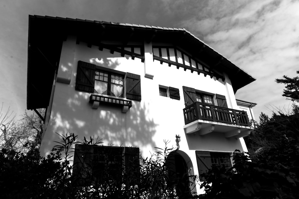 une photo en noir et blanc d’une maison
