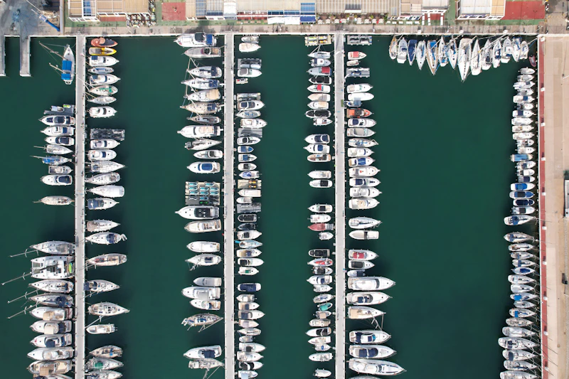 Portul turistic văzut de sus, cu bărcile la ponton