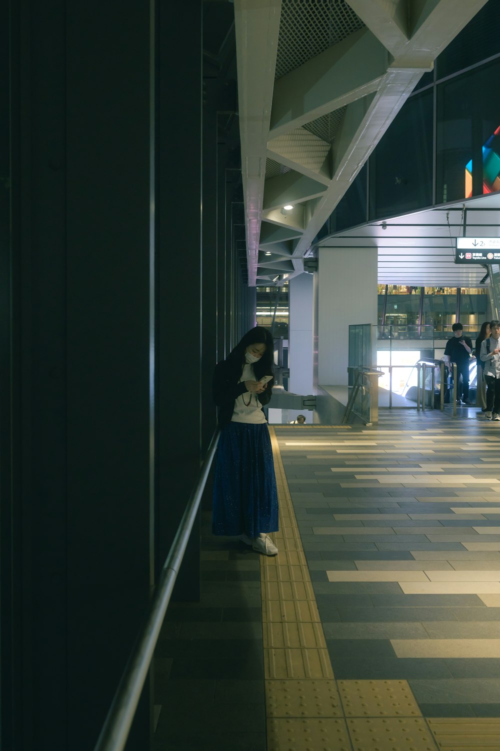 uma mulher em um vestido azul em pé em um aeroporto