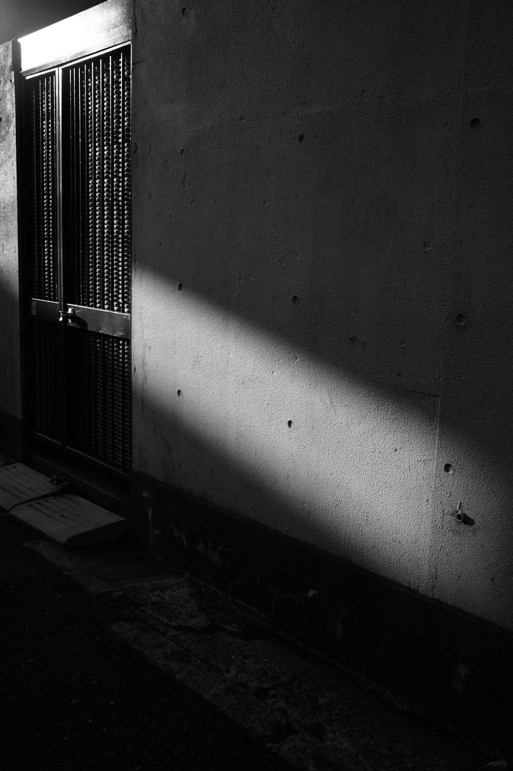 Una foto en blanco y negro de una puerta y una pared