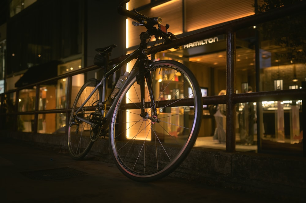 una bicicleta estacionada al costado de una calle