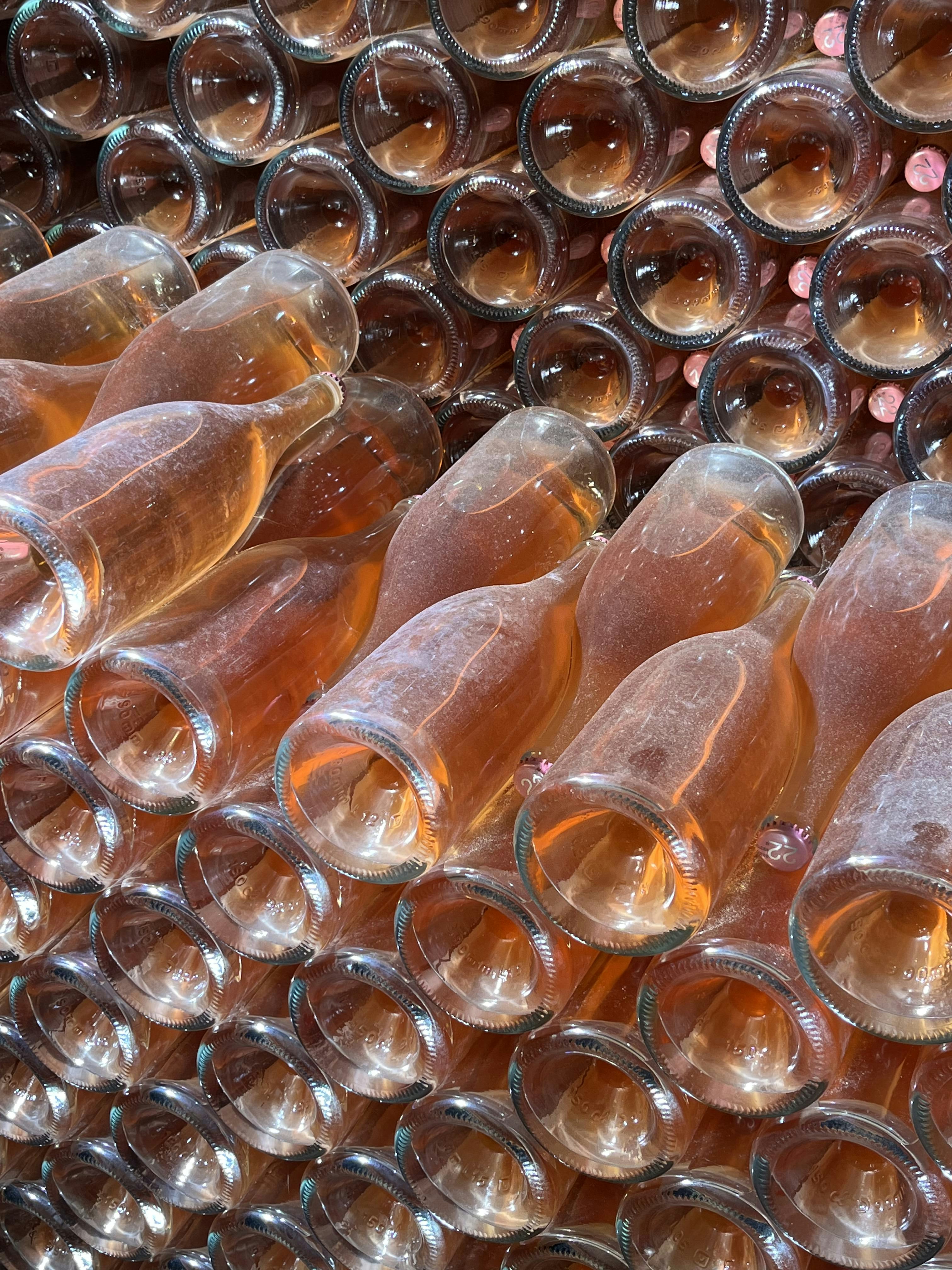 ein Haufen leerer Weinflaschen, die übereinander gestapelt sind