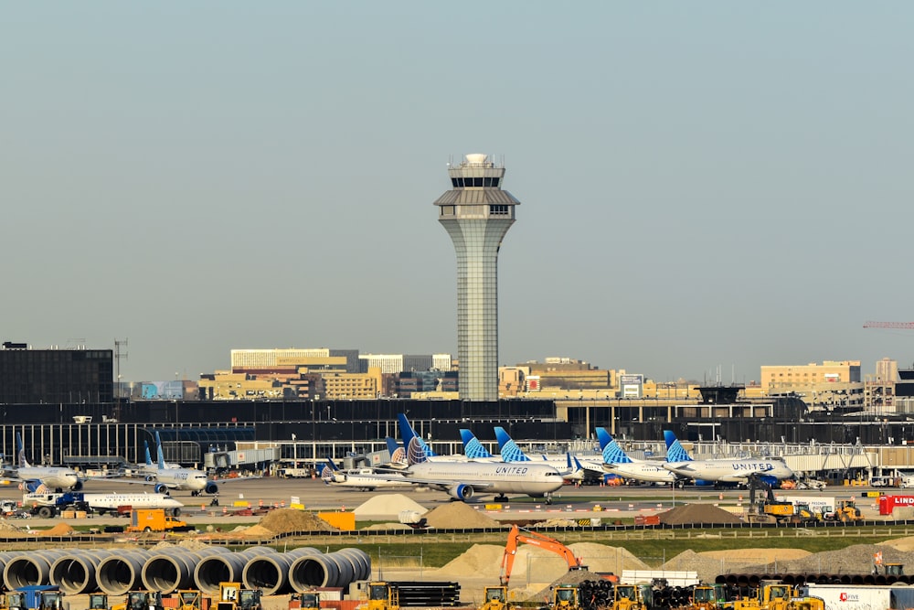 un montón de aviones que están sentados en la hierba