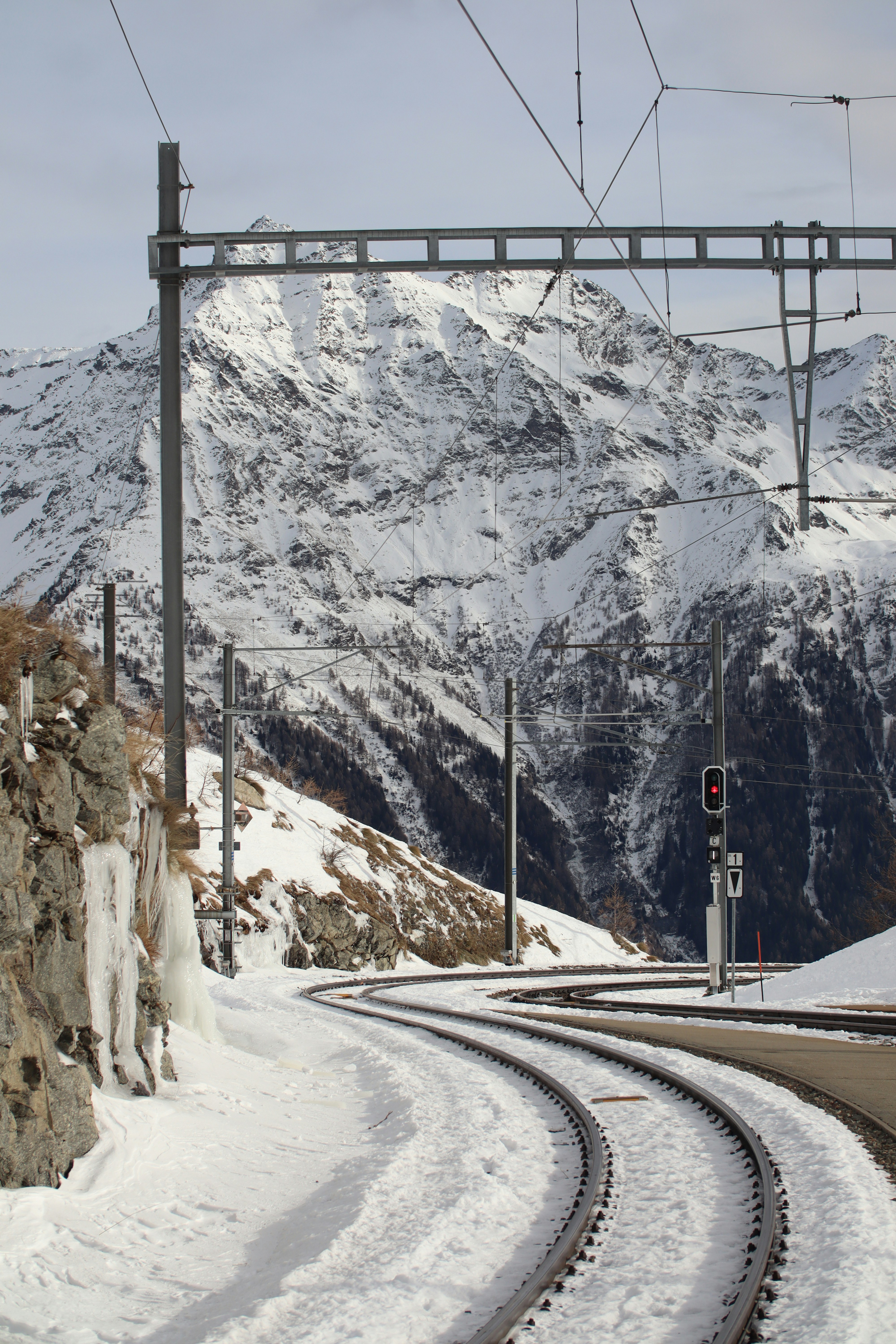 eine Bahnstrecke, die durch die schneebedeckten Berge führt
