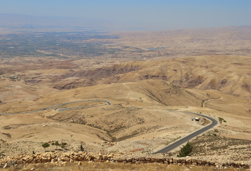 um carro dirigindo por uma estrada no meio do deserto