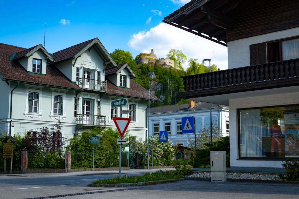 a street sign in front of a row of houses