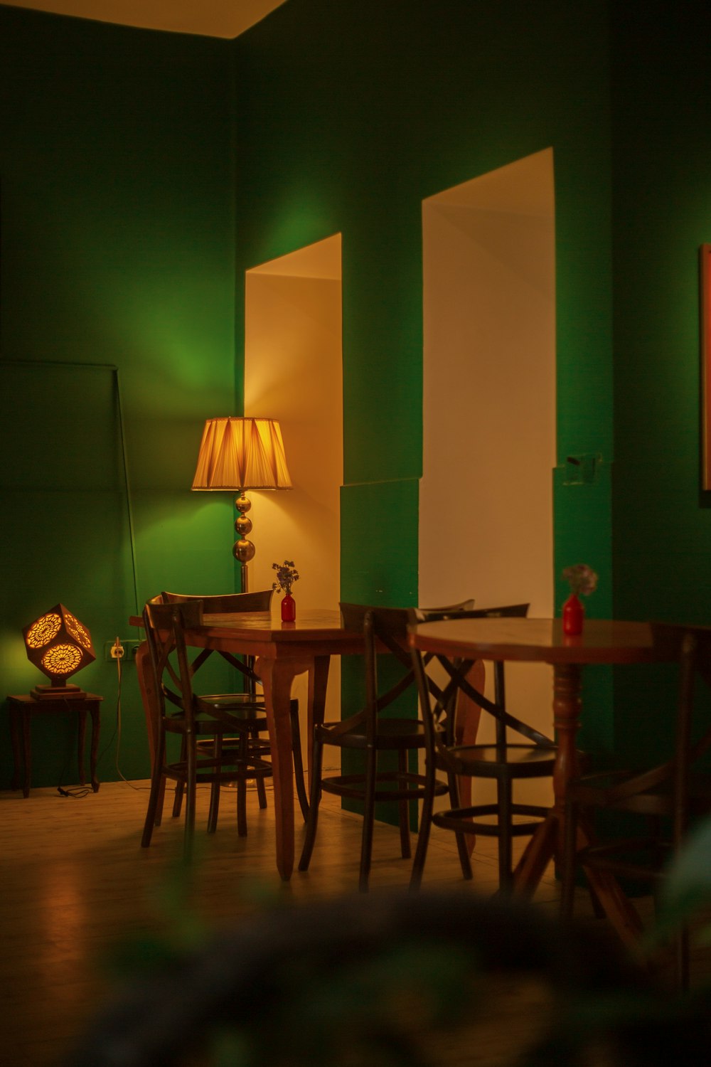 a green room with a table and chairs