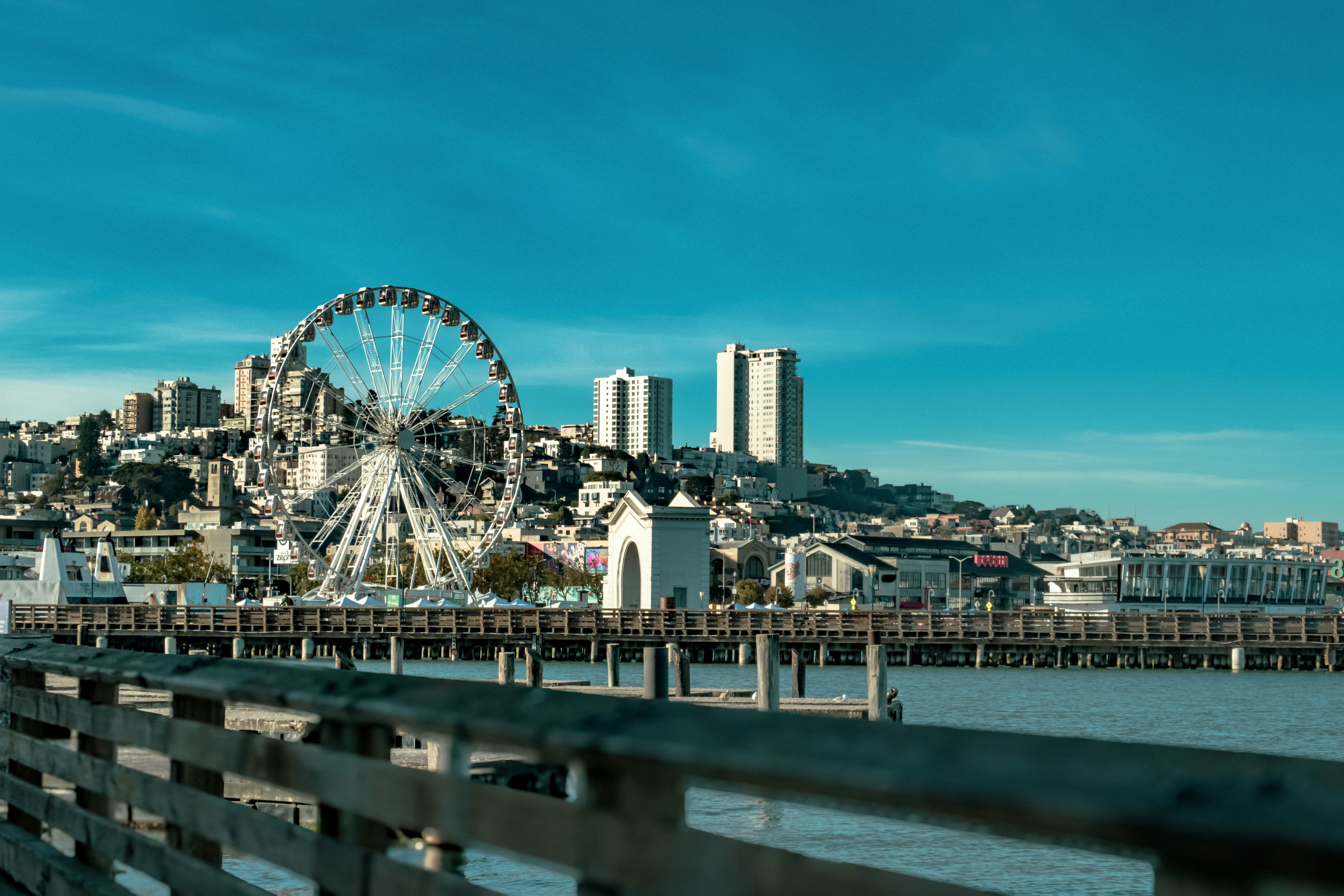 une grande roue située à côté d’un plan d’eau