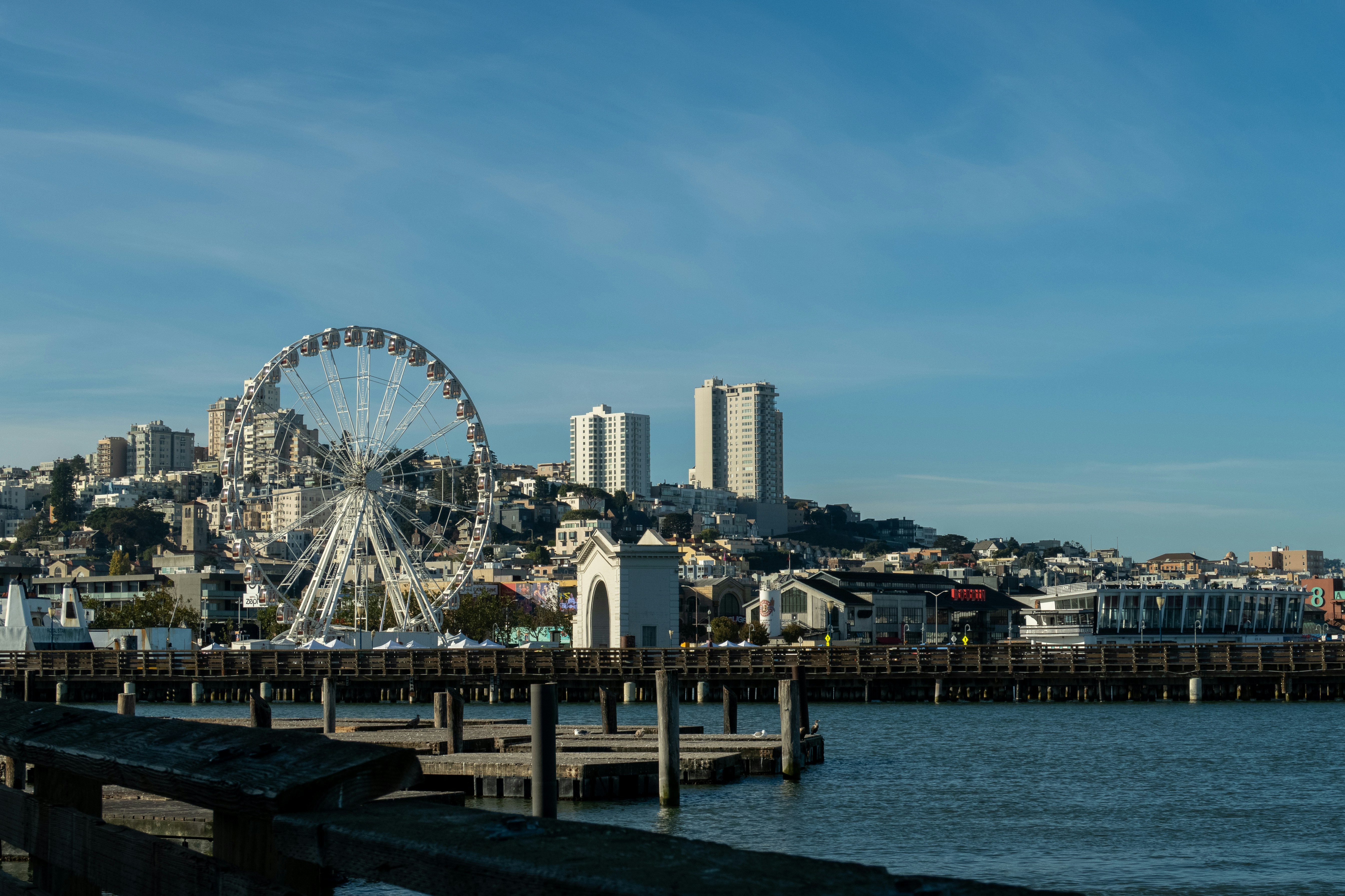 une grande roue située à côté d’un plan d’eau