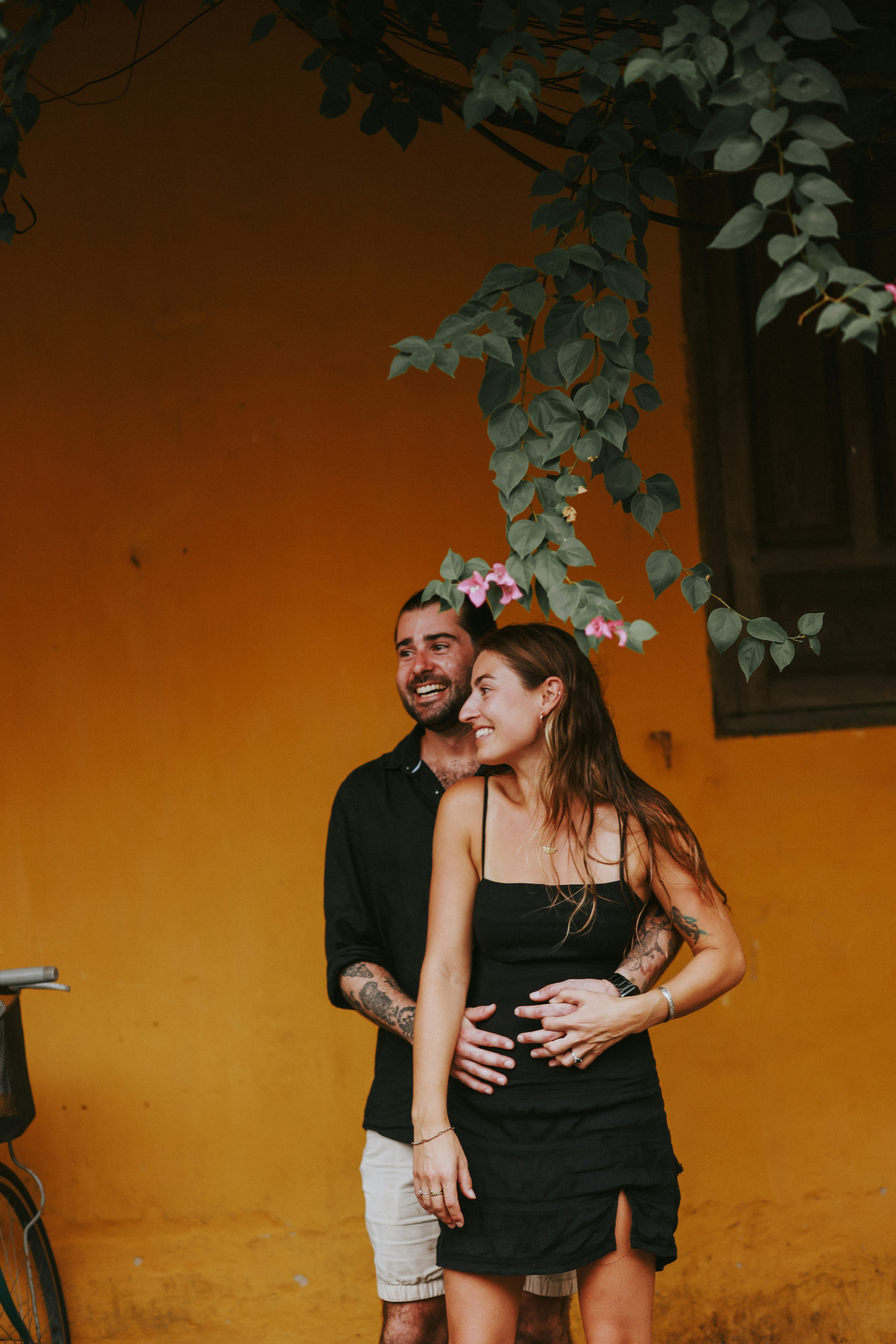 couple laughing happily, candid, ilustrasi artikel Beyond the Posed: Unveiling the Magic of Documentary Wedding Photography 5