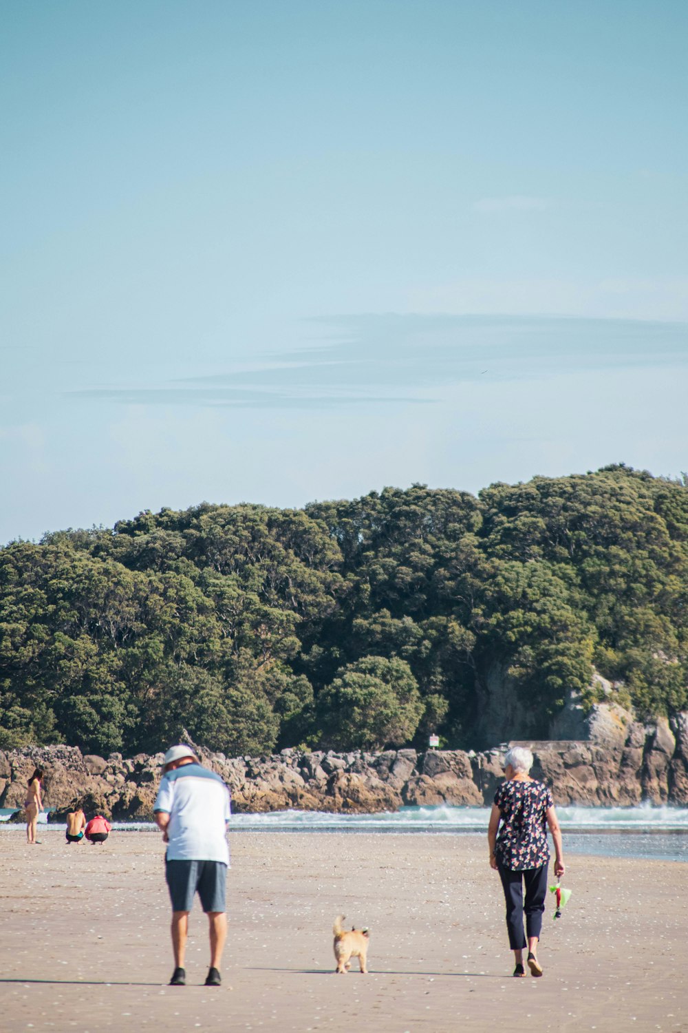 un homme et une femme faisant voler un cerf-volant sur la plage