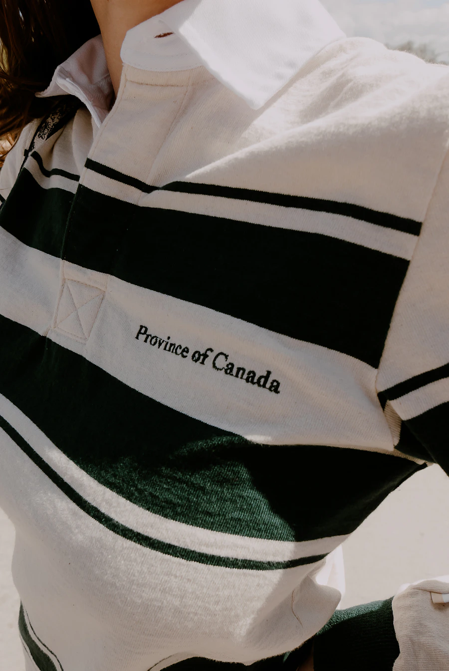 Detalle de un polo con cuello y tapeta de botones