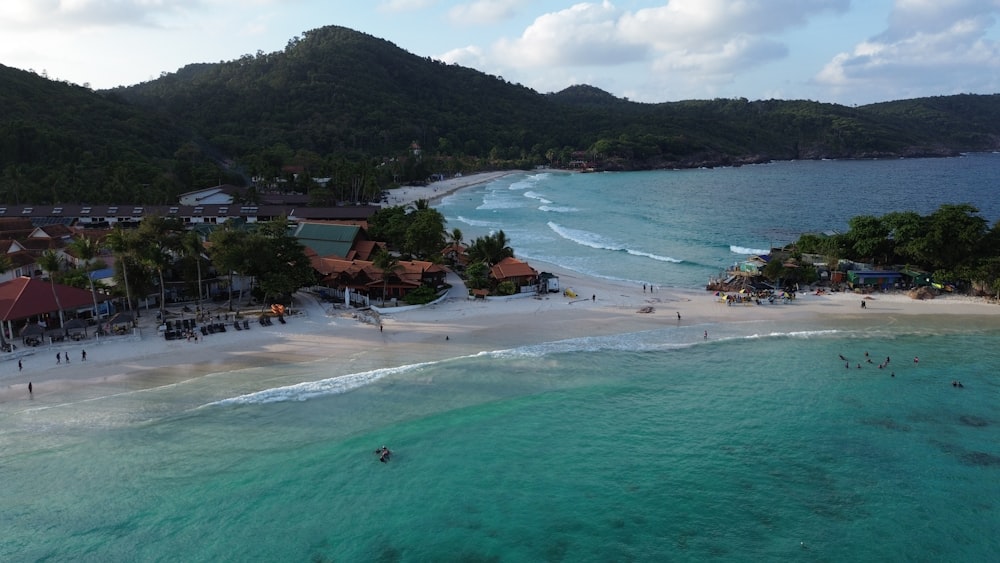 Eine Luftaufnahme eines Strandes und eines Resorts