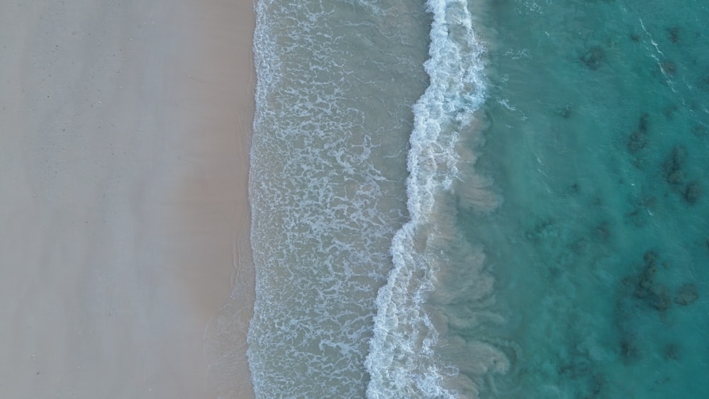 Eine Luftaufnahme eines Strandes und des Ozeans