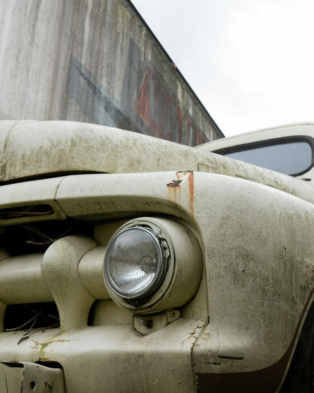 a close up of the front of an old truck