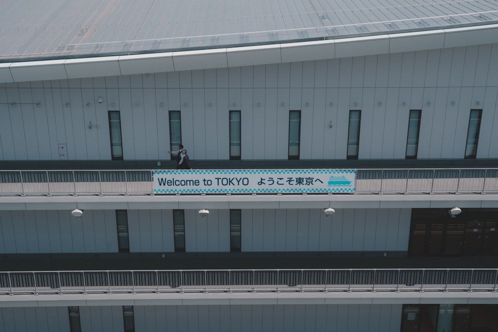 Un edificio con un cartel que dice Bienvenidos a Tokio
