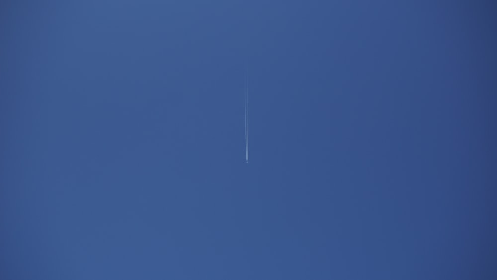 Un avión vuela en el cielo azul