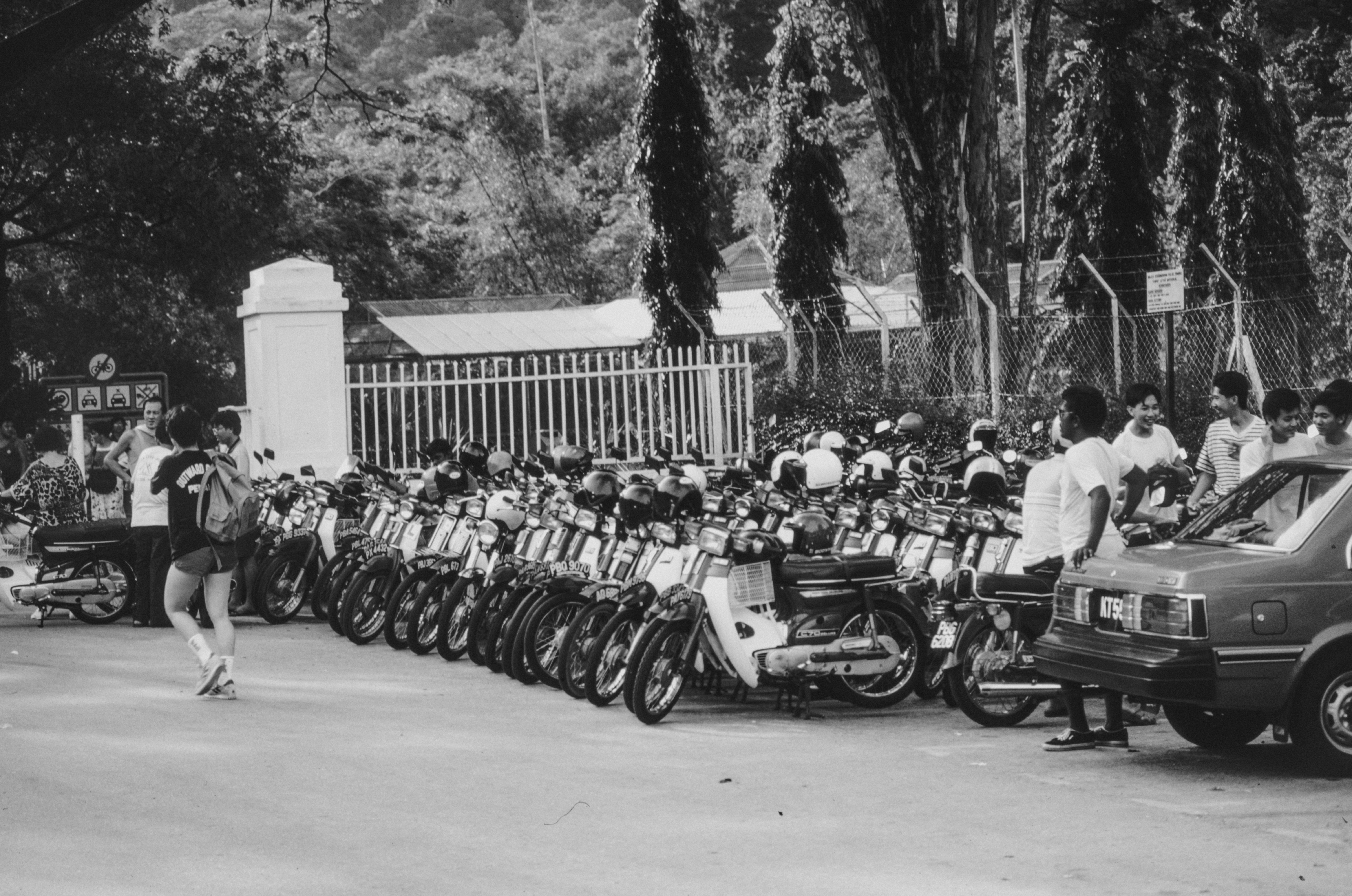 photo-1715327875508-1941d10534a5?ixid=M3wxMjA3fDB8MXxzZWFyY2h8MTR8fGNsYXNzaWMlMjBtb3RvcmJpa2UlMjBzaG93fGVufDB8fHx8MTc3MTYzNzE4OHww\u0026ixlib=rb-4.1.0