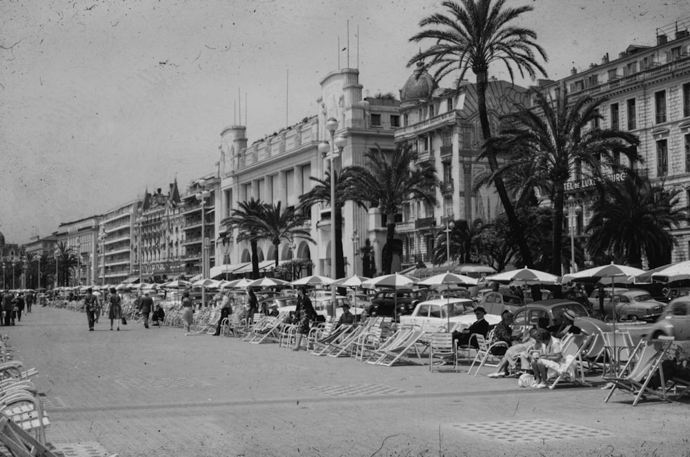 a black and white photo of a city street