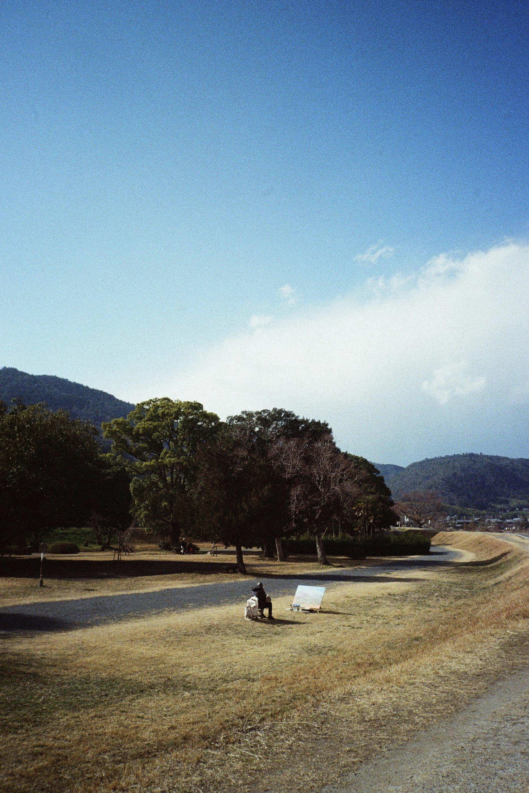 未舗装の道路でバイクに乗っている人