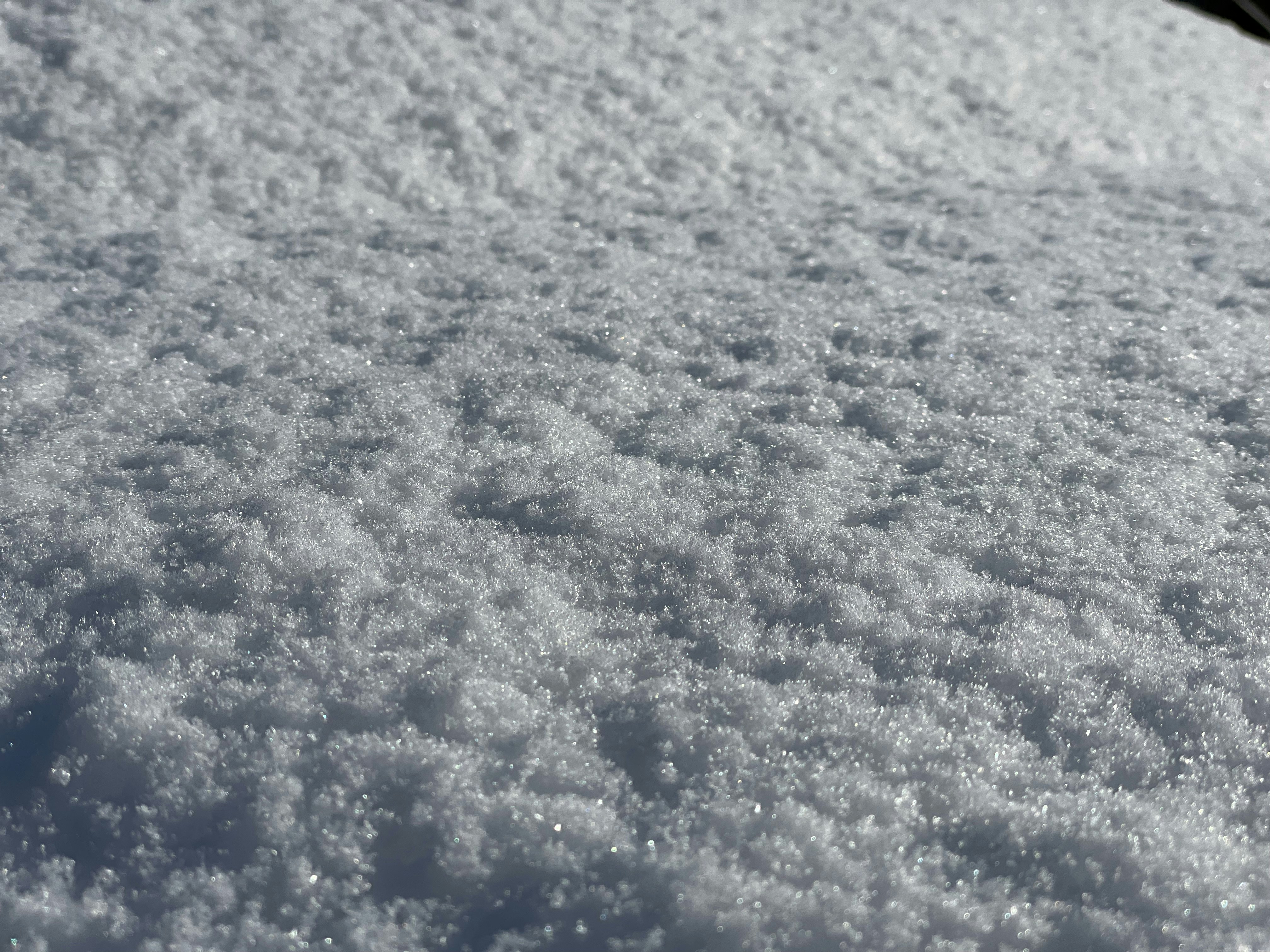un primo piano di un parabrezza innevato