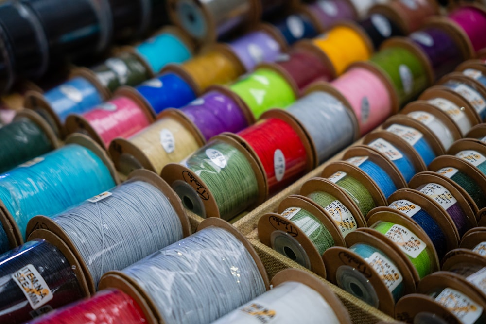 many spools of thread are lined up together