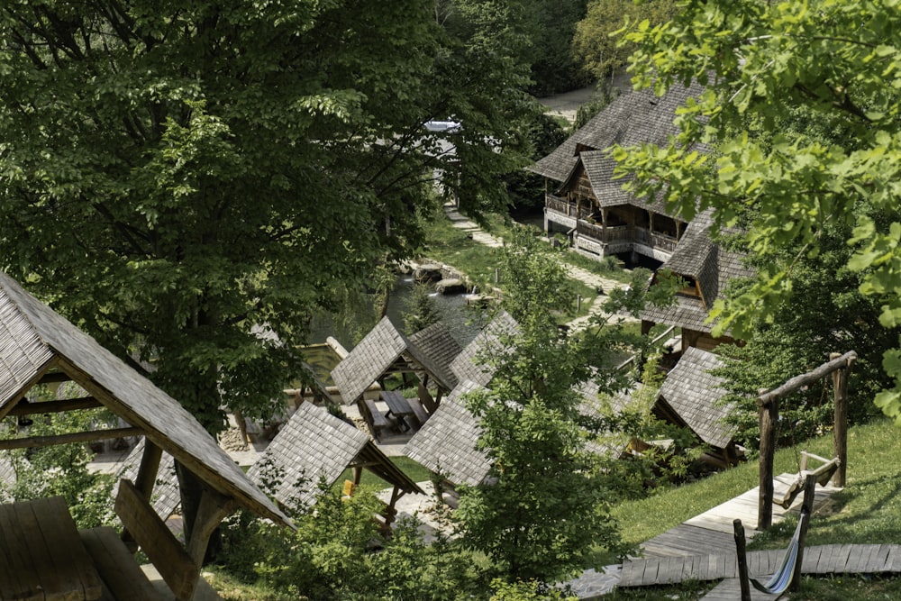 ein kleines Dorf mitten im Wald
