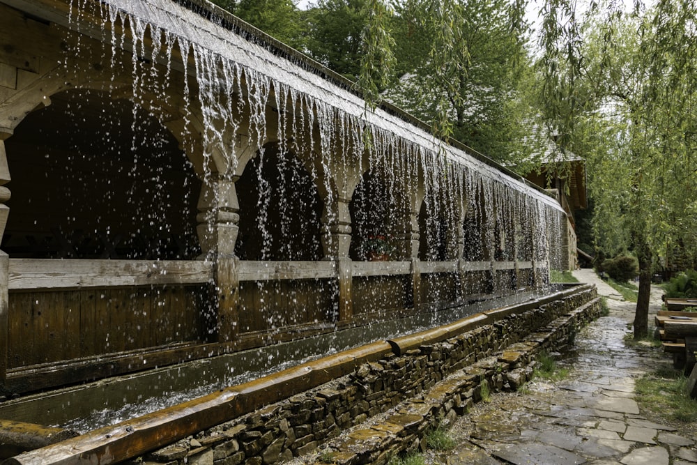 ein Wasserbrunnen, aus dem Wasser fließt