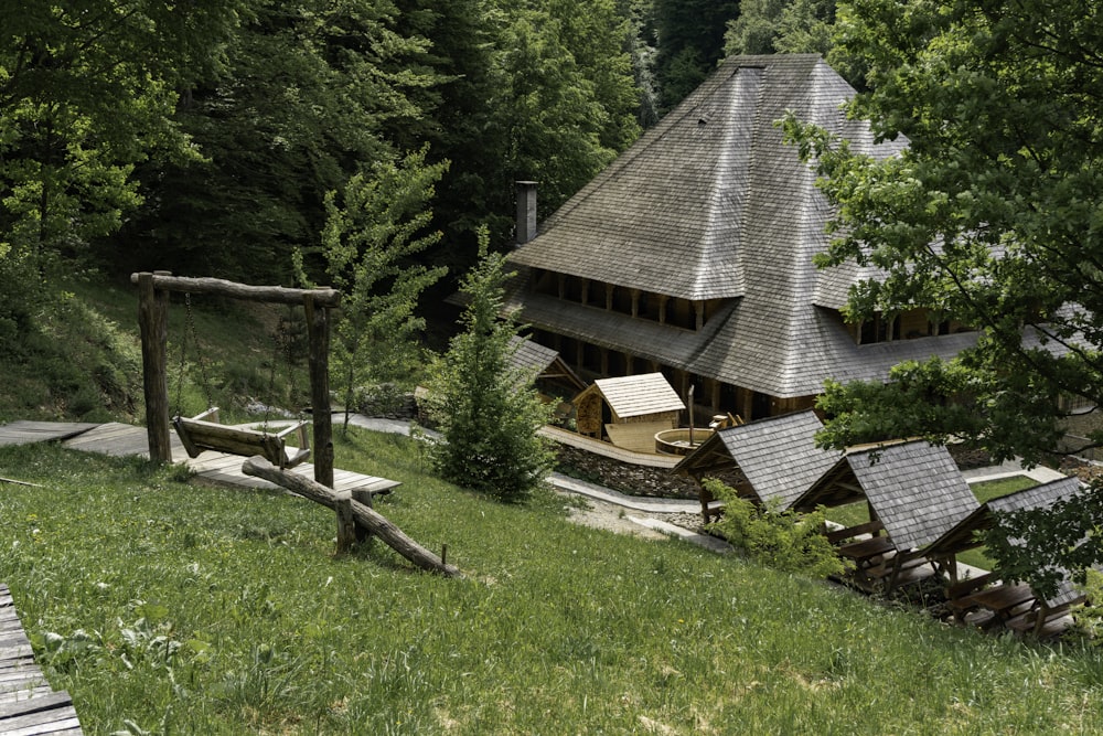 Une maison au milieu d’une forêt