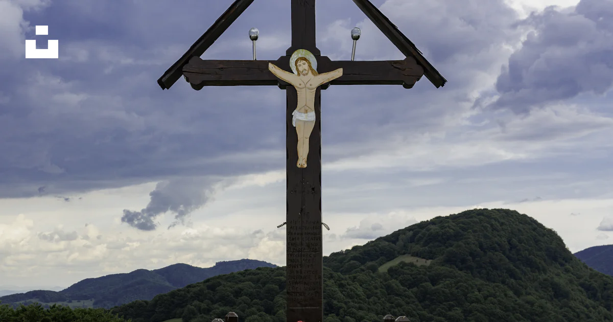A wooden cross with a wreath of flowers in front of it photo – Free ...