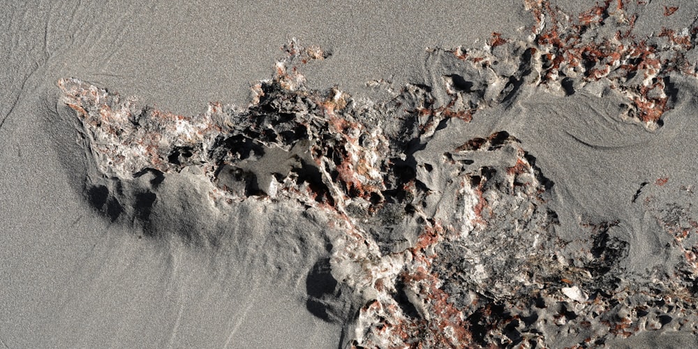 Eine Nahaufnahme von Felsen und Sand an einem Strand