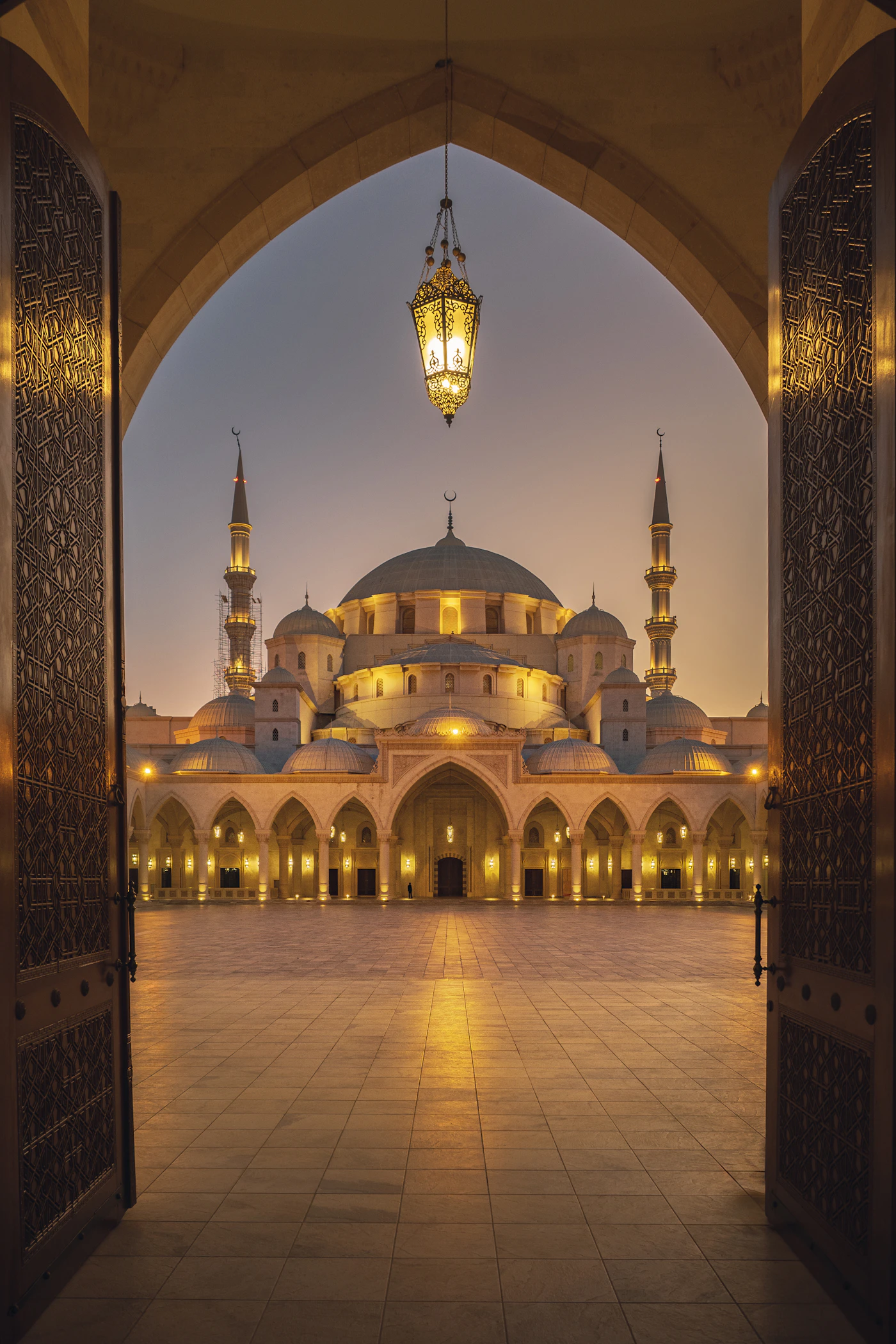 Blick durch einen Torbogen der Sheikh-Zayed-Moschee in Fujairah