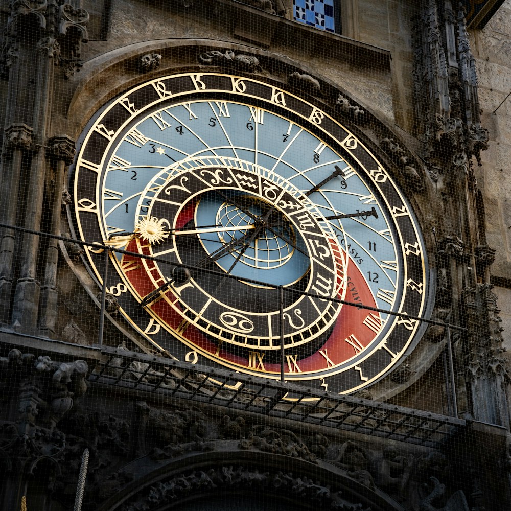 une grande horloge sur le côté d’un bâtiment