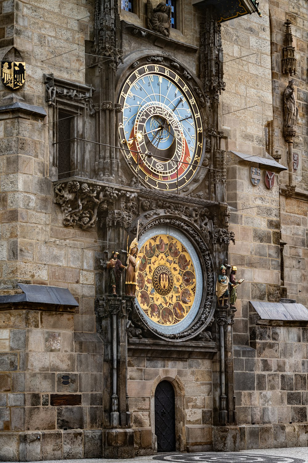 eine große Uhr an der Seite eines Gebäudes