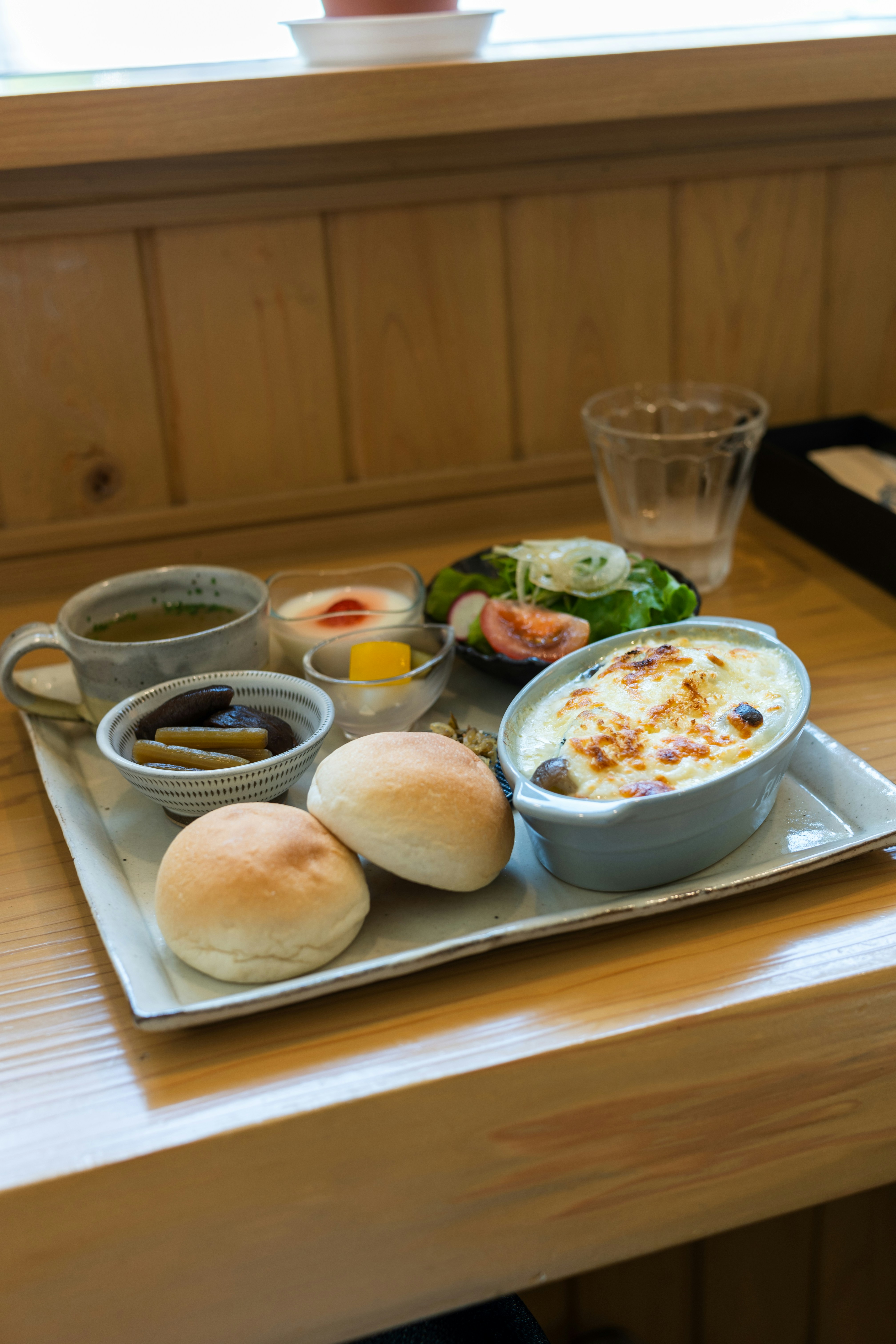 Ein Tablett mit Essen auf einem Holztisch