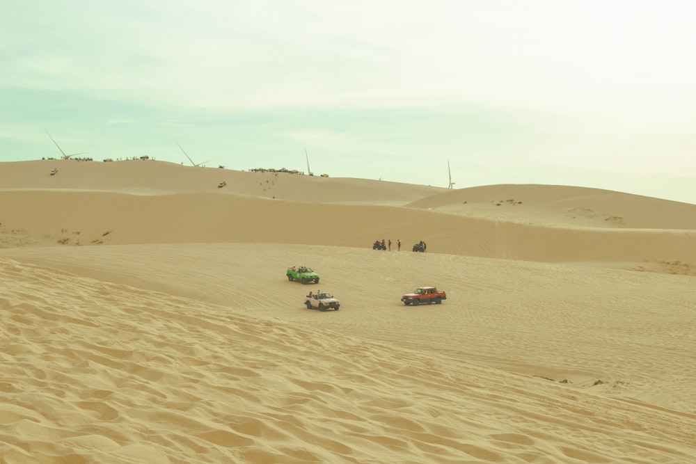 砂の丘を駆け下りる車の群れ