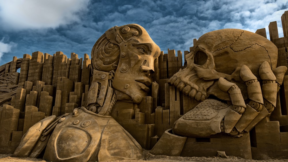una scultura di sabbia di un uomo e una donna