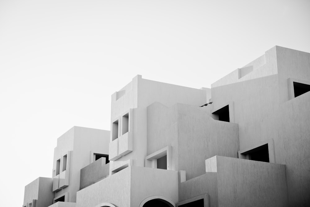 a black and white photo of a building