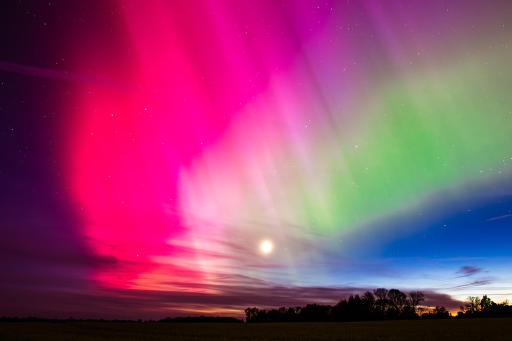 Eine bunte Aurora bohrte sich am Nachthimmel