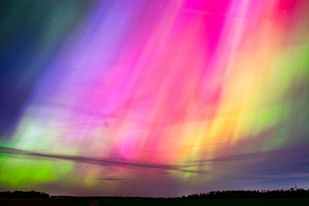 Um furo colorido da aurora é visto no céu noturno