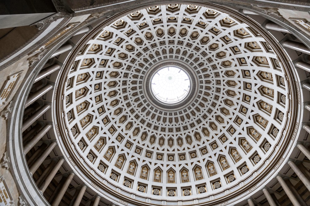 uma vista do teto de um edifício com uma janela circular