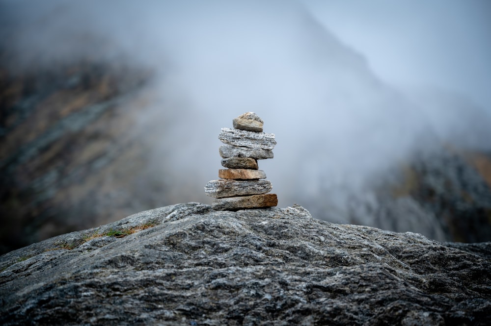 un tas de rochers assis au sommet d’une montagne